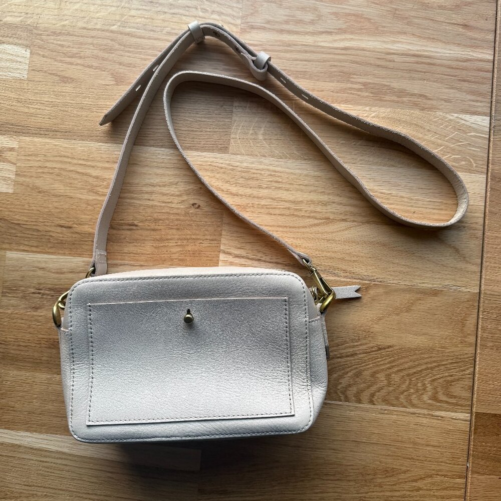 SALE IS PENDING PLEASE DONT PURCHASE
Madewell Small The Transport Camera Bag